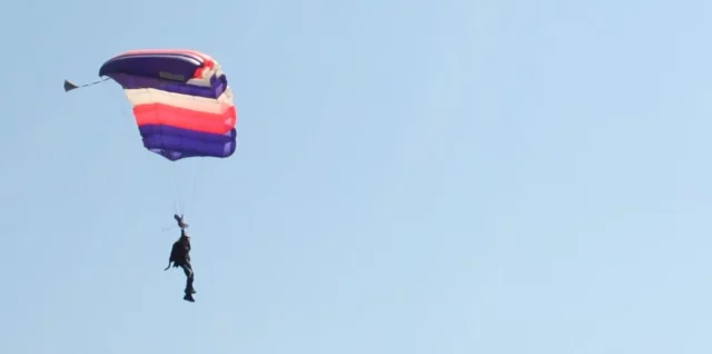 Normande Mercier, parachutiste sous sa voilure dans le ciel